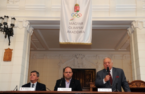 Balról dr. Magyar Zoltán MOA- és MOB-alelnök, dr. Wintermantel Zsolt újpesti polgármester és dr. Aján Tamás MOA-elnök, a MOB elnökségének tagja