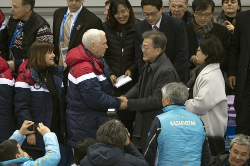 Mike Pence amerikai alelnök és Mun Dzse In, dél koreai elnök találkozása a short track versenyen